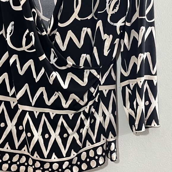 Chicos Chic Top L Black Faux Wrap Chevron Artsy Mature Neutral Resort Classic - Picture 5 of 12